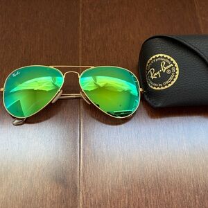 Authentic green mirrored Ray-Ban Aviator sunglasses with Gold Frame